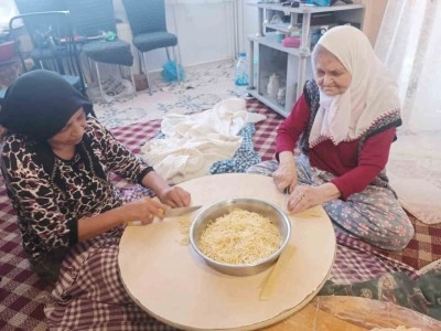 87 yaşındaki Zeynep ninenin kışlık mesaisi