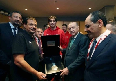 A Milli Erkek Basketbol Takımı, ikincilik madalyasını Cumhurbaşkanı Erdoğan’a takdim etti
