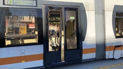 A&ccedil;ık bırakılan servis kapısına tramvay &ccedil;arptı: 3 yaralı
