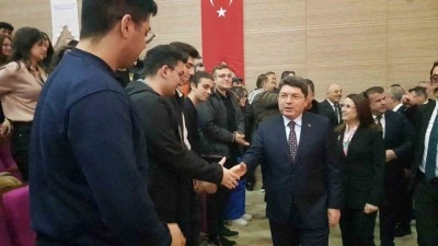 Adalet Bakanı Tunç, gençlere tecrübelerini anlattı