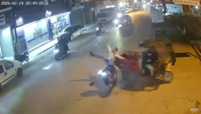 Adana&rsquo;da 2 motosiklet &ccedil;arpıştı... Kaza anı kamerada
