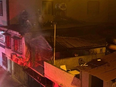 Adana&rsquo;da m&uuml;stakil ev alev alev yandı