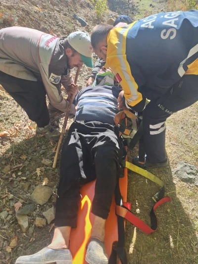 Adana Feke’de Kayalıklardan Düşen 65 Yaşındaki Gazi, Kurtarılarak Hastaneye Kaldırıldı