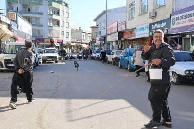 Adana Kozan&rsquo;da Hindiler Cadde Cadde Gezdirilerek Satılıyor