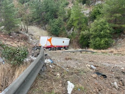 Adana-Pozantı Otoyolu&rsquo;nda Tır 50 Metrelik Şarampole Yuvarlandı: G&uuml;lek T&uuml;neli Mevkiinde 2 Yaralı
