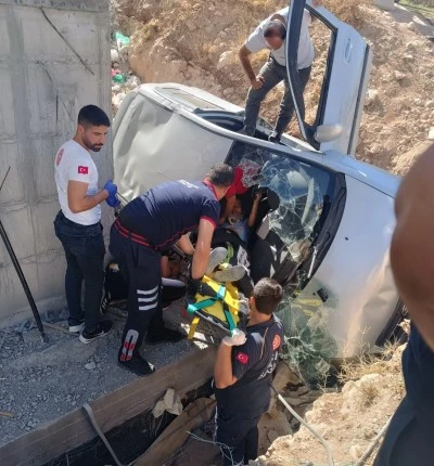 Adıyaman Besni'de Otomobil İnşaat Boşluğuna Düştü