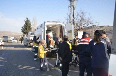 Adıyaman’da 16 yaşındaki çocuğun kullandığı araç trafoya çarptı: 3 yaralı