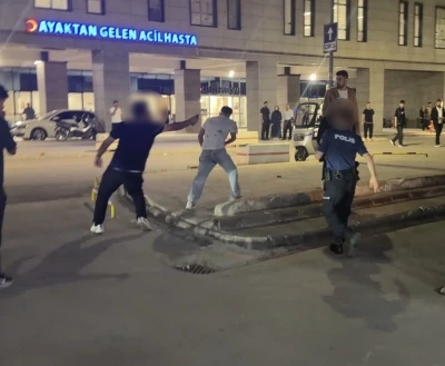 Hastanede bı&ccedil;aklı saldırı: 2&rsquo;si g&uuml;venlik g&ouml;revlisi 3 yaralı