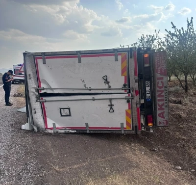 Adıyaman&rsquo;da kamyon devrildi: 1 yaralı