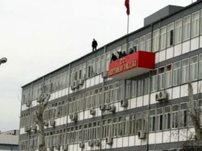 Adıyaman&rsquo;da Valilik &Ccedil;atısında İntihar Girişimi: Ekiplerin İkna &Ccedil;abası Sonu&ccedil; Verdi