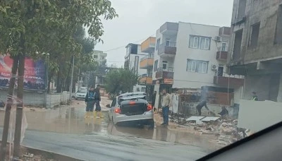 Adıyaman’da Yağış Nedeniyle Zayıflayan Dolgu Yolda Otomobil Mahsur Kaldı