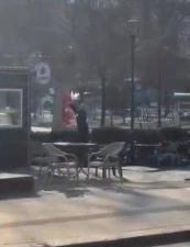 Afşin’de kavgaya sebep olan kadın bayrağı kesmeye çalışmış