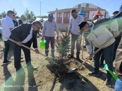 Afyonkarahisar&rsquo;da binlerce fidan toprakla buluşturuldu