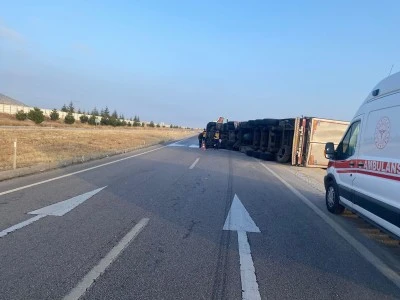 Afyonkarahisar’da Kontrolden Çıkan Tır Yol Ortasına Devrildi