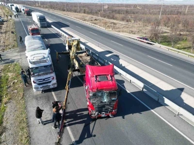 Afyonkarahisar&rsquo;da tır yolcu minib&uuml;s&uuml;ne &ccedil;arptı: 11 yaralı
