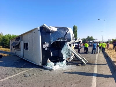 Afyonkarahisar&rsquo;da yolcu otob&uuml;s&uuml; devrildi: 22 yaralı