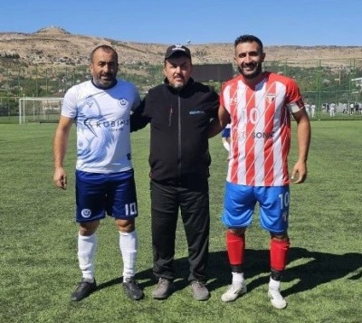 Ağabey - kardeş yeşil sahada rakip oldu