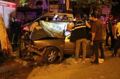 Ağaca ok gibi saplanan otomobilde 2 kişi öldü