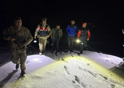 Ağrı&rsquo;da karda mahsur kalan 2 kişi kurtarıldı