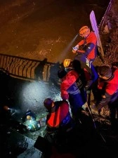 Ağrı&rsquo;da k&ouml;pr&uuml;den d&uuml;şen kişi ekiplerin hızlı m&uuml;dahalesiyle kurtarıldı