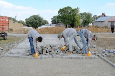 Ağrı&rsquo;da k&ouml;y yolları kilit parke taşıyla yenileniyor