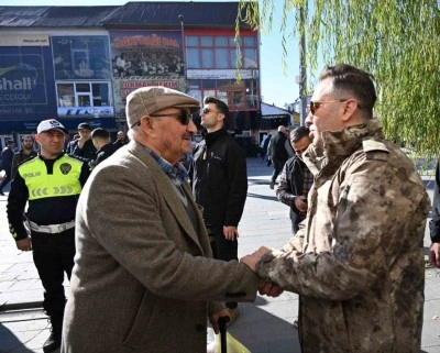 Ağrı Emniyet M&uuml;d&uuml;r&uuml; &Ouml;nder, Eski Van Caddesi&rsquo;nde trafik denetimlerinde bulundu