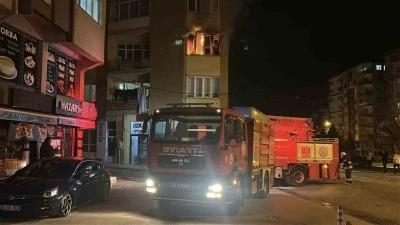 Ağzındaki sigarayla uyuyakalınca evi alev aldı, komşuları yangını üst kattan izledi