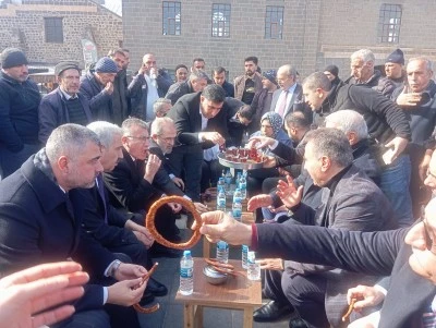 AK Parti Heyetinden Diyarbakır Vatandaşlarla &Ccedil;ay Sohbeti