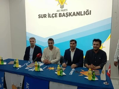 AK Parti Sur İl&ccedil;e Başkanlığı&rsquo;nda bayrak değişimi: Yeni başkan M&uuml;cahit Alakuş g&ouml;revi devraldı