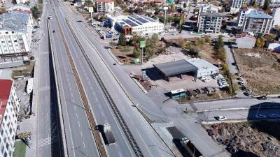 Akaryakıt istasyonuna giden yollar kapatıldı, işletmecisi u&ccedil;an arabalar istedi