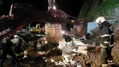 Akaryakıt istasyonunda heyelan: 2’si çocuk 3 kişi enkaz altında