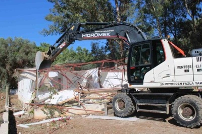 Akb&uuml;k&rsquo;te ka&ccedil;ak yapılara kep&ccedil;e vuruldu