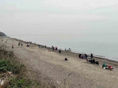 Ak&ccedil;akoca sahilleri olta avcılarıyla dolup taştı