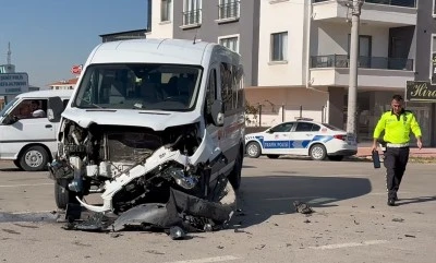 Aksaray’da Servis Minibüsü ile Otomobil Çarpıştı: 1 Yaralı