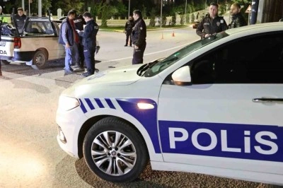 Aksaray polisinden denetim: Ara&ccedil;lar ve ş&uuml;pheli şahıslar didik didik arandı