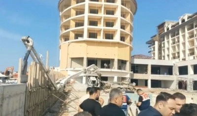 Alanya&rsquo;da otel inşaatında yan yatan beton mikserin kolu iş&ccedil;iye &ccedil;arptı: 1 &ouml;l&uuml;