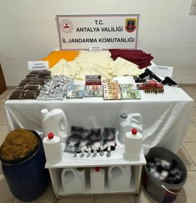 Alanya’da Uyuşturucu Operasyonu: 25 Kilo Sentetik Madde ve Silah Ele Geçirildi