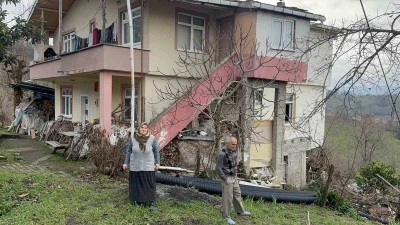 Heyelan nedeniyle bir ev &ccedil;&ouml;kme riski oluştu