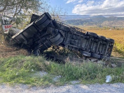 Alaşehir&rsquo;de s&uuml;t tankeri &uuml;z&uuml;m bağına u&ccedil;tu
