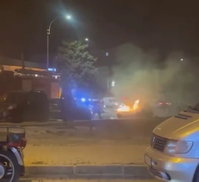 Alev alan aracı itfaiye ekipleri s&ouml;nd&uuml;rd&uuml;