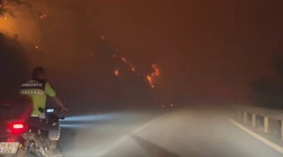 Jandarma ve gazeteciler yangında mahsur kaldı