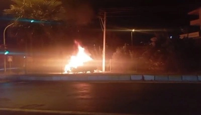 Alev topuna dönen otomobil kullanılamaz hale geldi