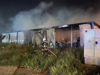 Alevlere teslim olan 2 konteyner yandı