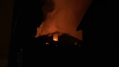 Alevlere teslim olan ev küle döndü