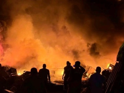 Alevlere teslim olan hurdalık alanda çıkan yangın geceyi aydınlattı