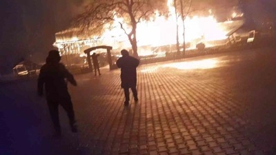 Alevlere teslim olan restoran kullanılamaz hale geldi