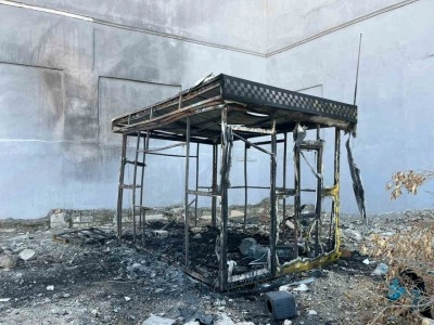 Alevlere teslim olan taksi kul&uuml;besinden geriye hurda yığını kaldı