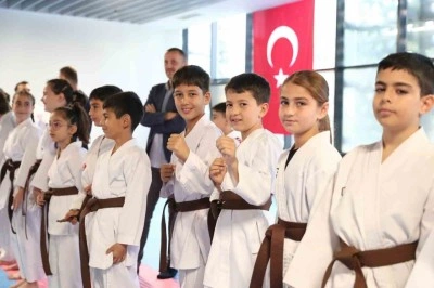 Aliağa Belediyesi Karate Kursu&rsquo;nda 75 sporcu yeni kuşağına kavuştu