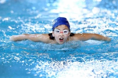 Aliağa Belediyesi&rsquo;nin y&uuml;zme havuzları İzmir&rsquo;de sporun merkezi oldu