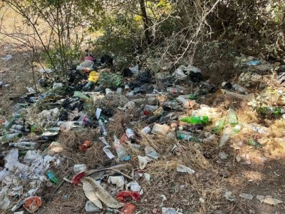 Sarhoşlar şehrin göbeği çöplüğe çevirdiler